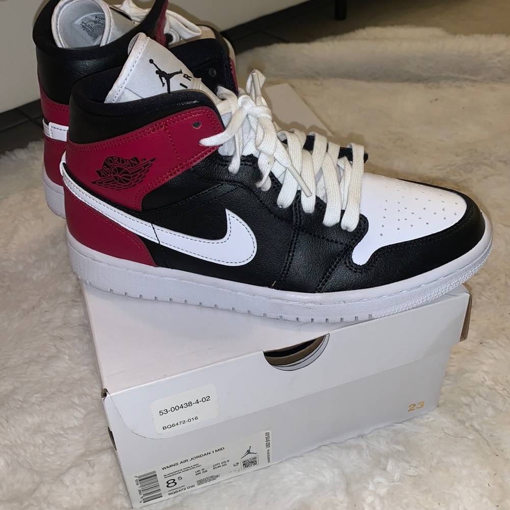 (White/Black/Red) WMNS AIR JORDAN 1 MID. SZ 8.5.